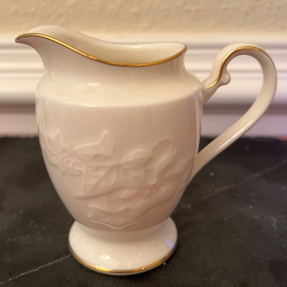 Noritake Ivory China Halls Of Ivy Creamer 5” 10 ounce Japan Dinnerware gold rim - Picture 2 of 7
